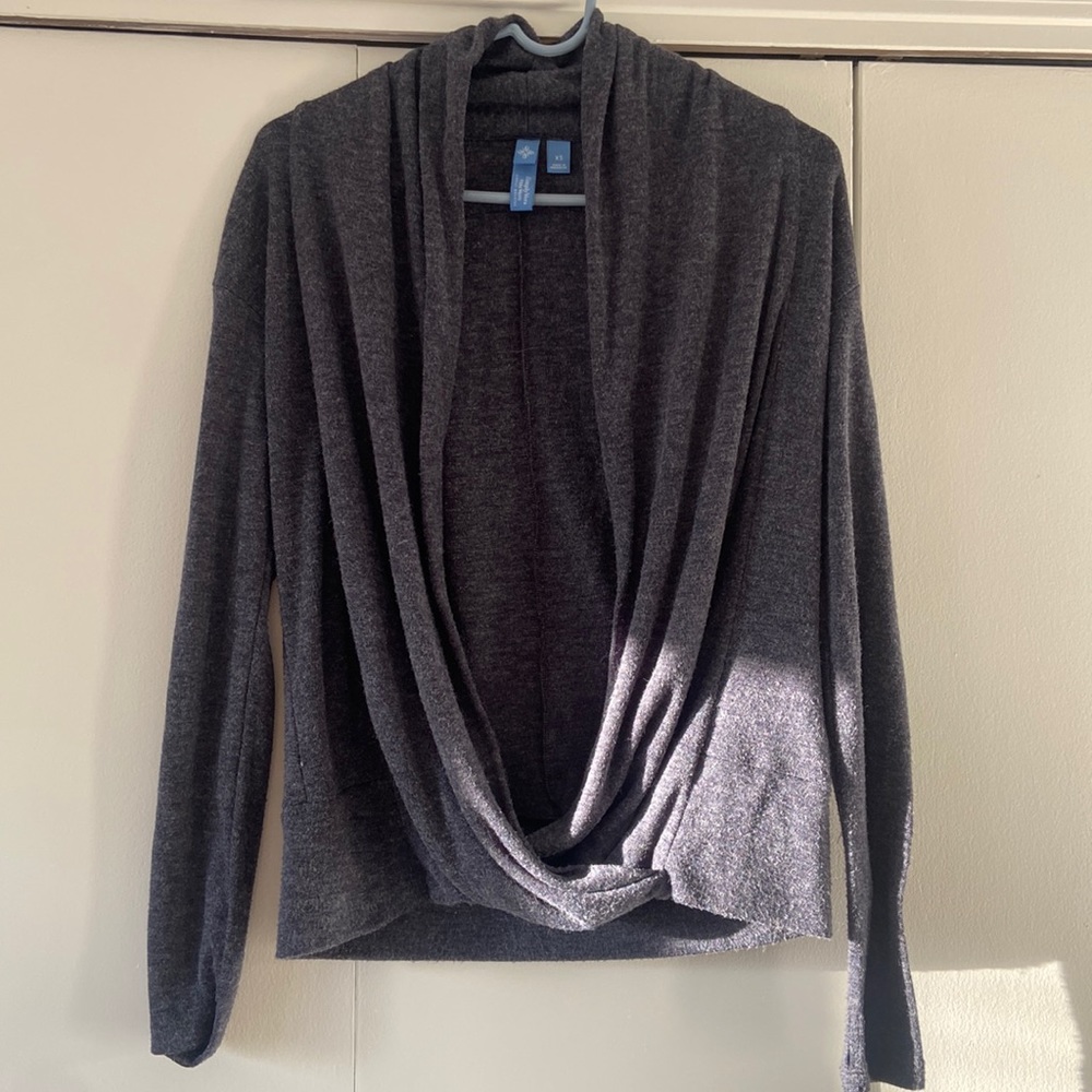 Simply Vera Vera Wang Gray Cardigan/Sweater in perfect condition size xs